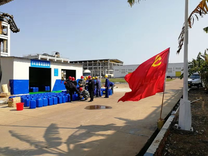 2.2020年2月18日，廣西柳化氯堿公司生產(chǎn)、罐裝84消毒液，助力疫情防控。.jpg